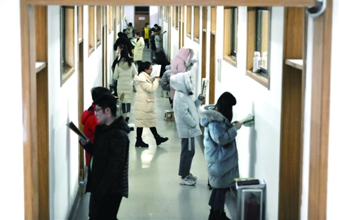 2024年全国硕士研究生招生考试将于2023年12月23日至25日举行,今年的报名人数为438万人,较上一年减少36万人 记者 王晓峰 摄